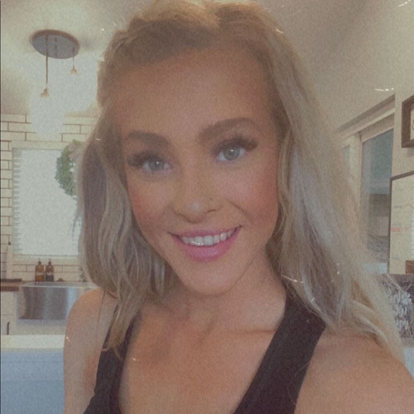 Meet your Posher, Karissa - Picture 4 of 5